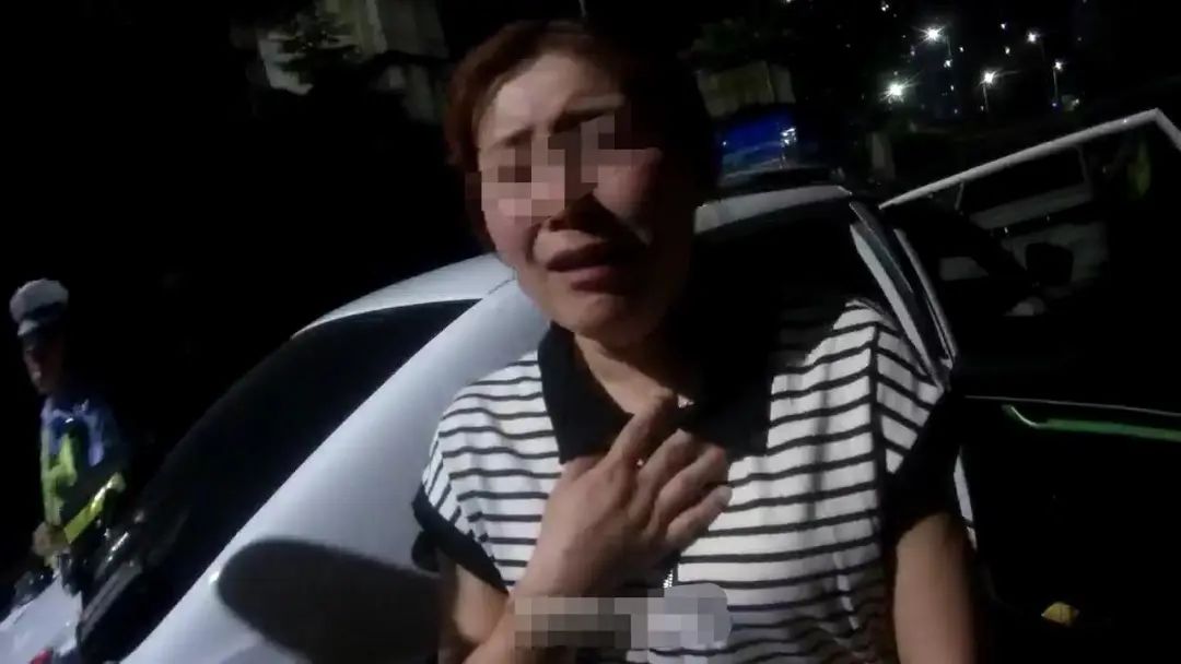 DƬ